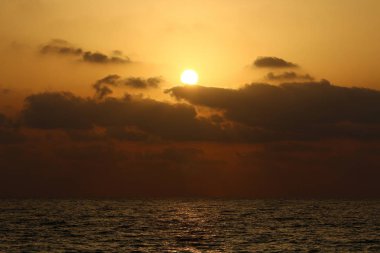 Akdeniz 'de gün batımı 