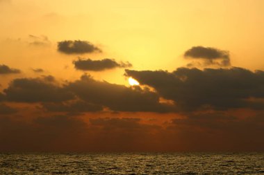 Akdeniz 'de gün batımı 