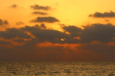 Akdeniz 'de gün batımı 