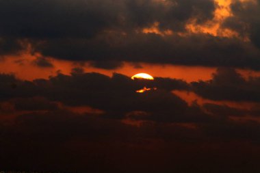 Akdeniz 'de gün batımı 
