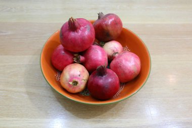 Bahçede olgunlaştı olgun nar 