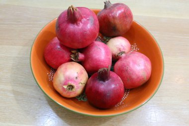 Bahçede olgunlaştı olgun nar 