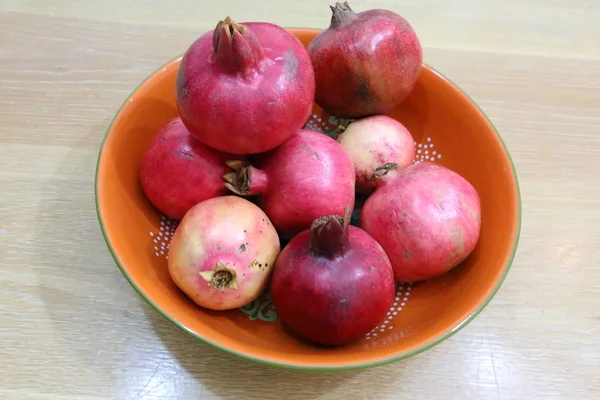 Bahçede olgunlaştı olgun nar 