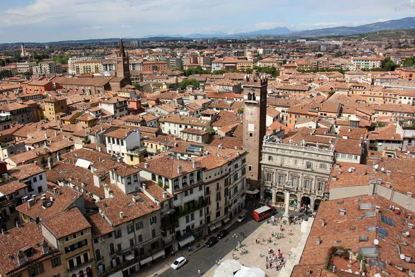 Verona şehri çatılar — Stok fotoğraf