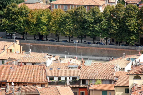 Dächer der stadt verona — Stockfoto