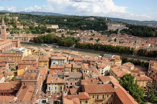 Verona şehri çatılar — Stok fotoğraf