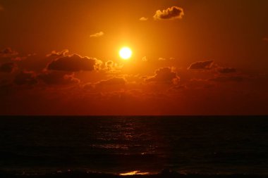 Akdeniz 'de gün batımı 