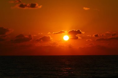 Akdeniz 'de gün batımı 