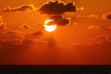 Akdeniz 'de gün batımı 