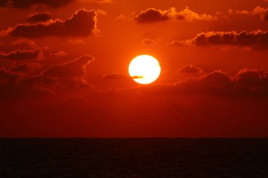 Akdeniz 'de gün batımı 