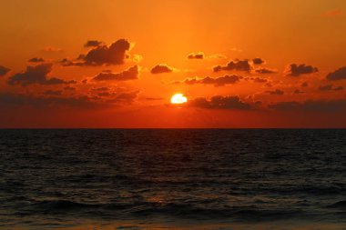 Akdeniz 'de gün batımı 