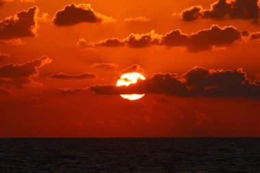 Akdeniz 'de gün batımı 