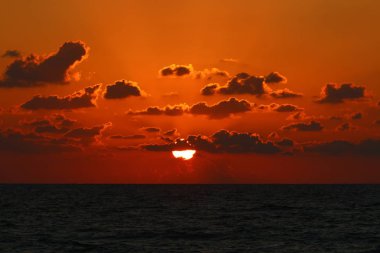 Akdeniz 'de gün batımı 