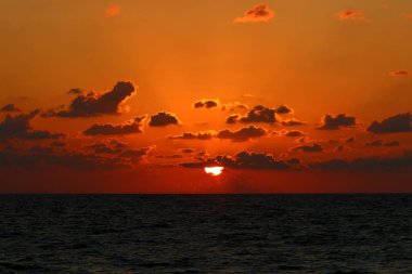 Akdeniz 'de gün batımı 