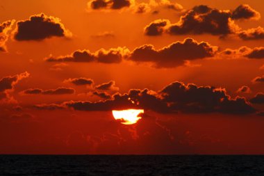 Akdeniz 'de gün batımı 