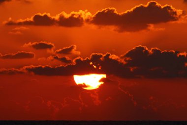 Akdeniz 'de gün batımı 