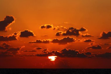 Akdeniz 'de gün batımı 