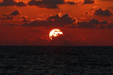 Akdeniz 'de gün batımı 