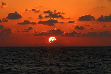 Akdeniz 'de gün batımı 