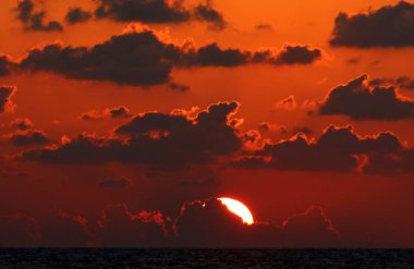 Akdeniz 'de gün batımı 