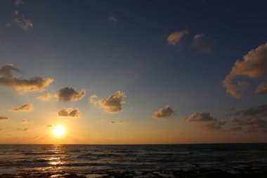 Akdeniz 'de gün batımı 