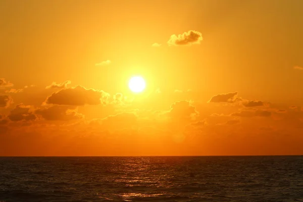 Pôr do sol no mar Mediterrâneo — Fotografia de Stock