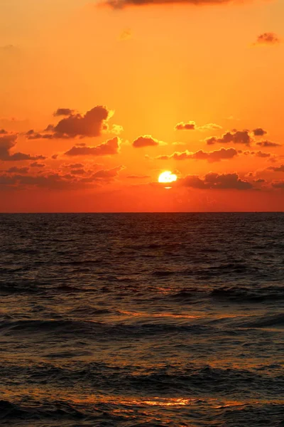 Akdeniz 'de gün batımı 