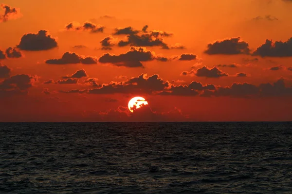 Akdeniz 'de gün batımı 