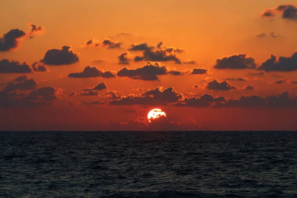 Akdeniz 'de gün batımı 