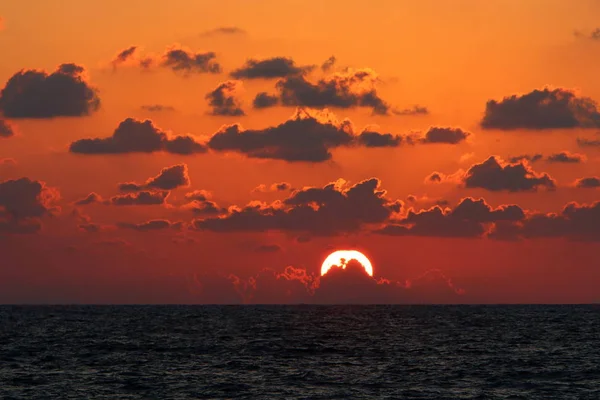 Akdeniz 'de gün batımı 