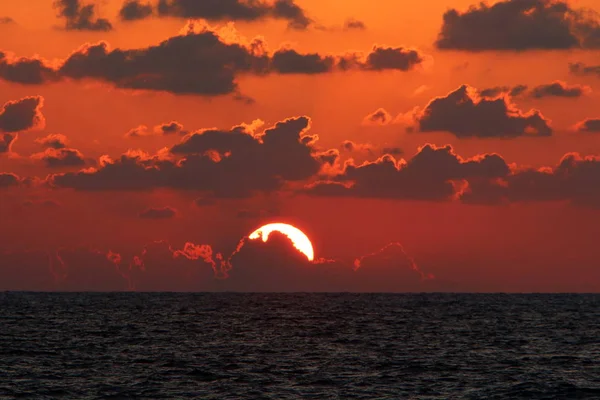 Akdeniz 'de gün batımı 
