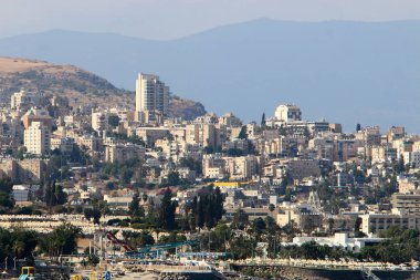 Celile Denizi kıyısında. 