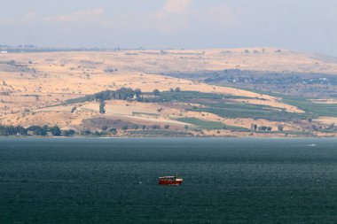 Celile Denizi kıyısında. 