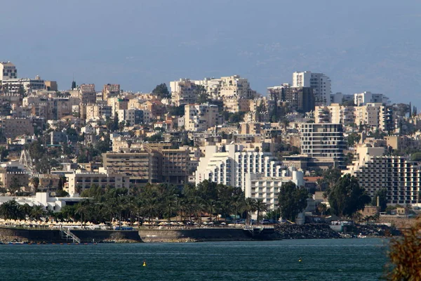 Celile Denizi kıyısında. 