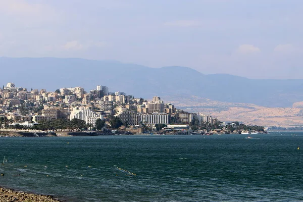 Celile Denizi kıyısında. 