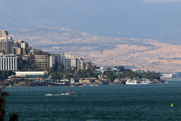 Celile Denizi kıyısında. 