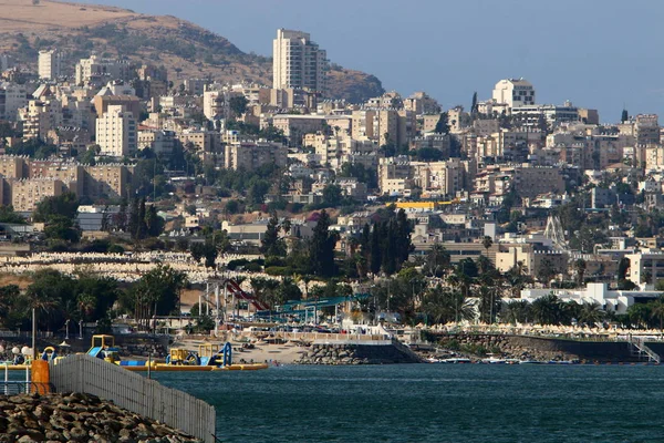 Celile Denizi kıyısında. 