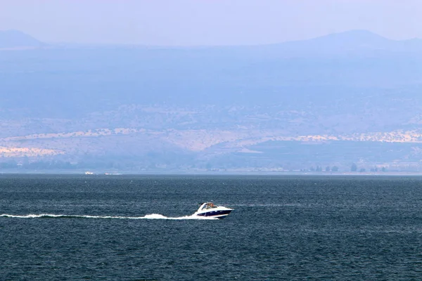 Celile Denizi kıyısında. 
