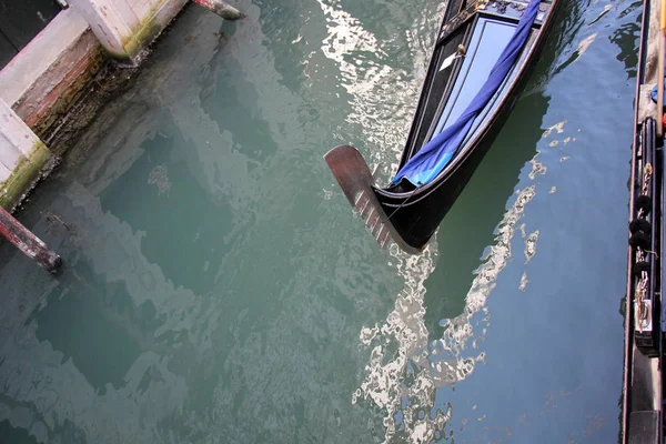 Gondola - Venetian boat — Stock Photo, Image