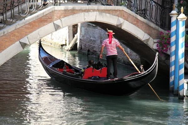 Gondola - venetiansk båt – stockfoto