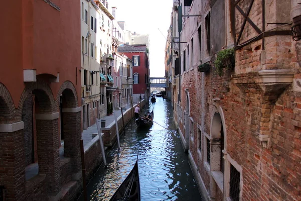 Gondola - venetiansk båt – stockfoto