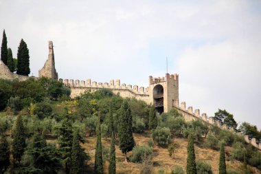 eski bir kale duvarlarını 