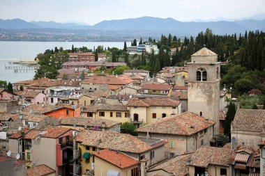 Sirmione İtalya bir şehirdir 