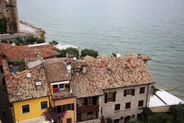 Sirmione İtalya bir şehirdir 
