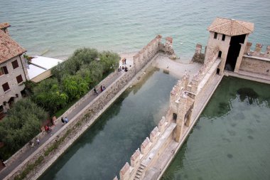 Sirmione İtalya bir şehirdir 