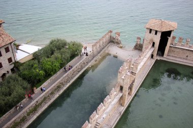 Sirmione İtalya bir şehirdir 