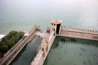 Sirmione İtalya bir şehirdir 