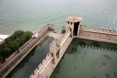 Sirmione İtalya bir şehirdir 