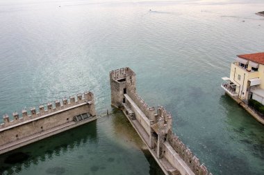 Sirmione İtalya bir şehirdir 