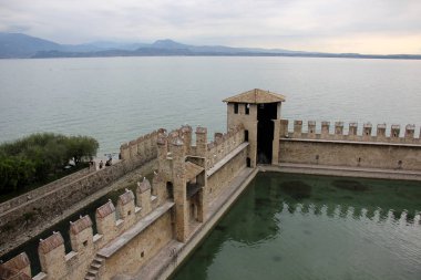 Sirmione İtalya bir şehirdir 